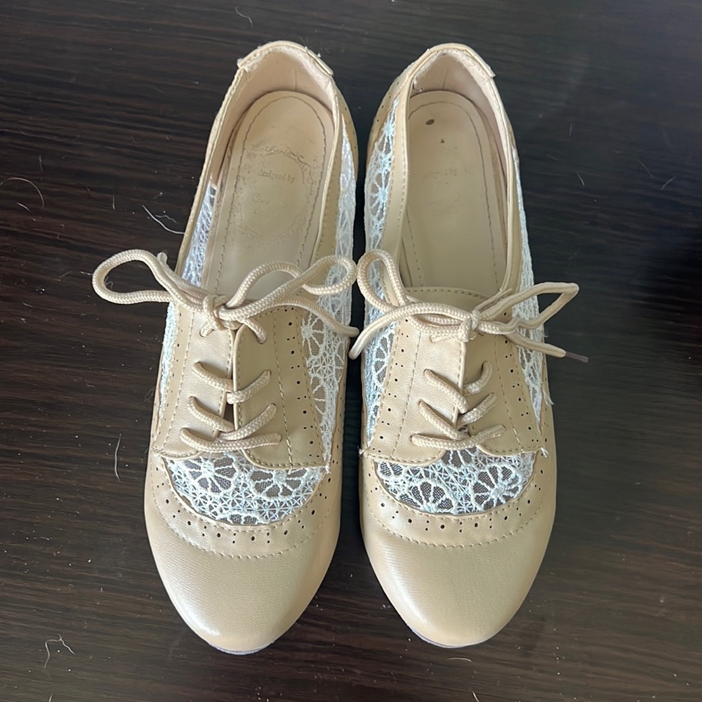 Beige lace oxfords. Size 6z perfect condition only worn once